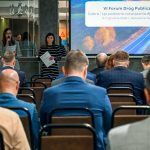 Uroczyste przywitanie uczestników przez organizatorki wydarzenia – Annę Górską-Zychlę (redaktor zarządzająca czasopisma „Drogi Publiczne” i „Magazynu Autostrady”), Marlenę Machurę (redaktor zarządzająca czasopisma „Mosty”)